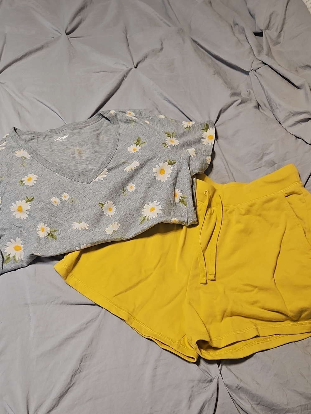 Old Navy Gray Daisy V-Neck Tee with Yellow Drawstring Shorts